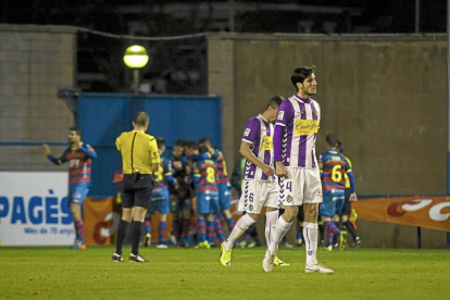 Valiente y Rueda se muestran cariacontecidos tras el primer gol del Llagostera, que lo festeja al fondo-LOF