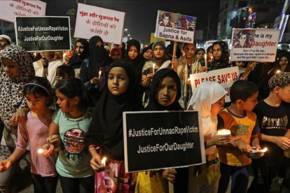 Una protesta por la violación y asesinato en abril de una niña de ocho años.-DIVYAKANT SOLANKI