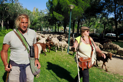 Rubén Gutiérrez junto a otra pastora a cargo de 2.000 ovejas que atraviesan Valladolid para llegar a Madrid. -PHOTOGENIC