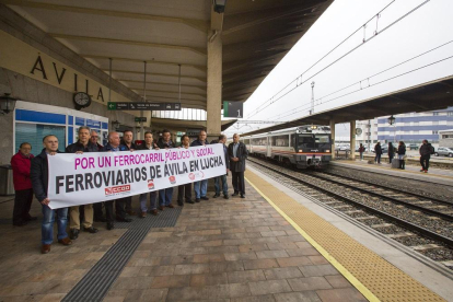 Concentración de los trabajadores de Adif para protestar por el servicio ferroviario de Ávila.-ICAL