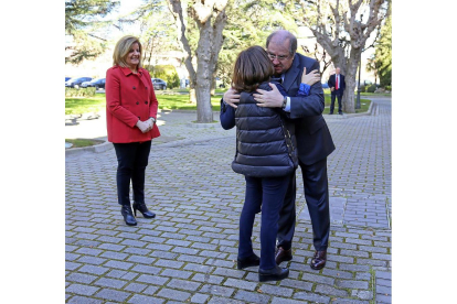 Herrera abraza a Sáenz de Santamaría a la entrada del Colegio de la Asunción, en presencia de Báñez.-ICAL
