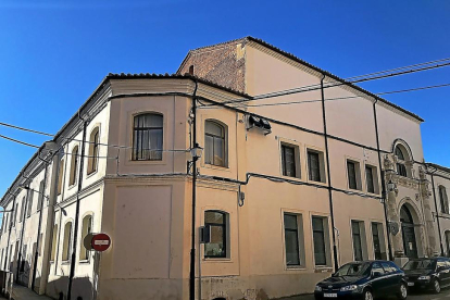 Edificio donde se ubica el taller ocupacional de Nava, junto al que se instalará la vivienda tutelada.-D.V.