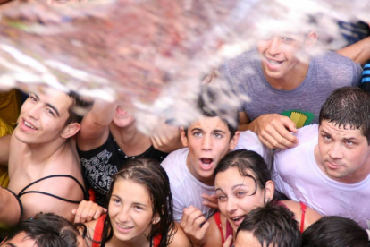 Un grupo de jóvenes recibe agua durante la celebración del Chúndara.-El Mundo
