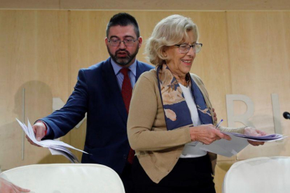 La alcaldesa de Madrid Manuela Carmena junto al delegado de Economía y Hacienda Carlos Sánchez Mato este miércoles.-JUAN CARLOS HIDALGO (EFE)