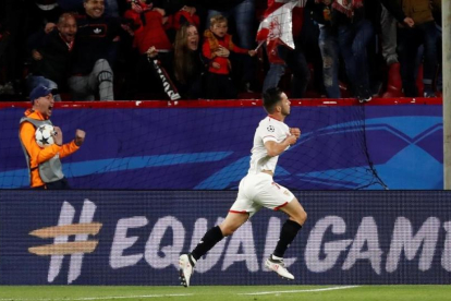 Sarabia celebra el gol del Sevilla-JON NAZCA / REUTERS