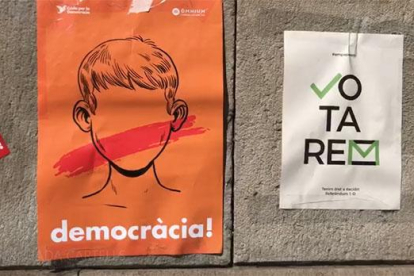 Pegada de carteles en Barcelona a favor del referéndum.-XAVIER JUBIERRE