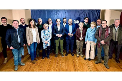 Foto de familia de los 15 candidatos del PP presentados en la comarca de Tordesillas, junto al presidente del partido en Valladolid, Conrado Íscar. E. M.