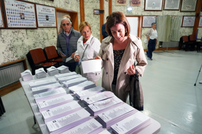 La candidata a la Alcaldía de Valladolid Toma la Palabra, María Sánchez, ejerce su derecho al voto en el Colegio Marista La Inmaculada. ICAL