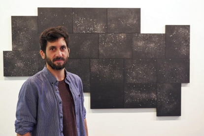 Salim Malla posa junto a una de sus últimas obras en la Galería Javier Silva.-MIGUEL ÁNGEL SANTOS / PHOTOGENIC