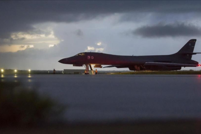 Un bombardero de EEUU se prepara para despegar de la base de Andersen, en la isla de Guam, el 23 de septiembre.-AP