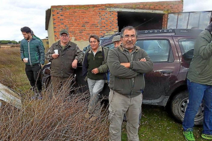 En la foto, Gregorio Sandonís, el hombre que encontró la liebre con mixomatosis, junto a otros cazadores.-E. M.