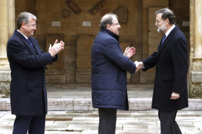El presidente del Gobierno, Mariano Rajoy saluda al presidente de la Junta, Juan Vicente Herrera durante su visita a León. Tras ellos, el alcalde, Antonio Silván-ICAL