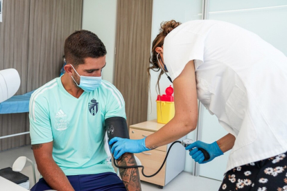 Reconocimiento médico del jugador del Real Valladolid Monchu. / RV. / A. P.