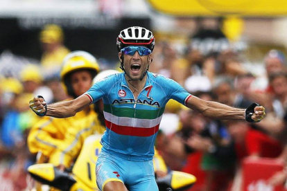 El ciclista italiano Vincenzo Nibali del Astana se impone en la 19ª etapa del Tour de Francia que se disputa hoy, 24 de julio de 2015 entre las localidades de Saint-Jean-de-Maurienne y La Toussuire-Les Sybelles.-Foto: EFE