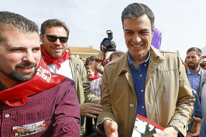 Luis Tudanca, Óscar Puente y Pedro Sánchez pasean por las calles de Villalar de los Comuneros, ayer.-J.M. LOSTAU