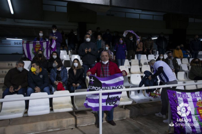 Aficionados del Real Valladolid en el Cartagonova. / LA LIGA