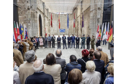 El acto de izado de las banderas europeas tuvo lugar ayer en el Monasterio de San Juan.-RAÚL OCHOA