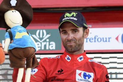 Alejandro Valverde celebra su victoria en la sexta etapa de la Vuelta y el liderato, en el podio de La Zubia.-Foto: AFP / JOSÉ JORDÁN