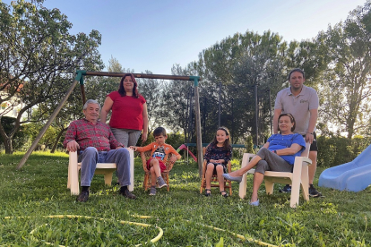 Emilio y Chelo, sentados con sus nietos David e Irene en su casa de Benafarces, junto a su hija Susana y su yerno Toño. E.M.