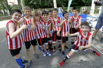 Los jugadores de uno de los equipos delSanJosé posan en una divertida foto durante la jornada celebrada el pasado sábado.-J.M. LOSTAU