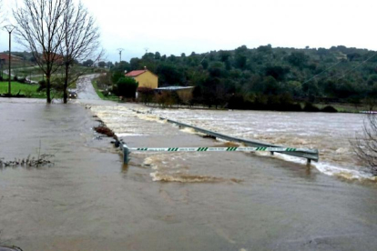 Puente anegado por desbordamiento del río Aliste de Zamora en la carretera de Vegalatrave a Domez de Alba.-E.M.