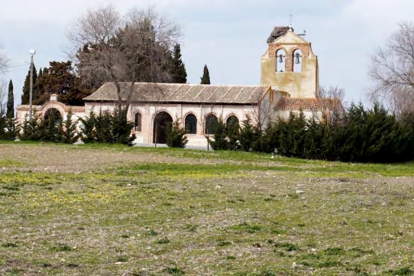 Exterior del cementerio de Olmedo, donde se van a iniciar los primeros trabajos de ampliación. - A.O.