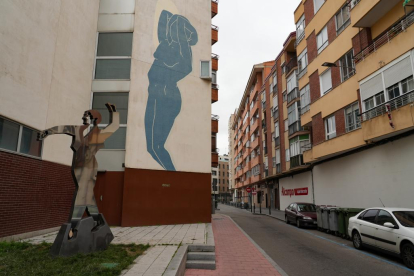 Escultura del bailarín Vicente Escudero junto al Centro Cívico del mismo nombre en la calle Santa Lucía de Valladolid. -J.M. LOSTAU