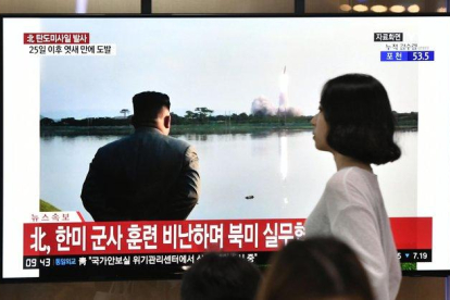 La televisión muestra cómo Kim Jong-un, el líder de Corea del Norte, supervisa el lanzamiento de nuevos misiles.-AFP