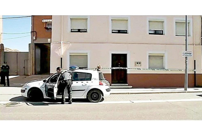 Una patrulla de la Guardia Civil a los pocos minutos de la aparición de Cecilio Calderón muerto en su domicilio.-LA 8