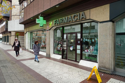 Farmacia junto al Bar Santa Lucía en la calle Santa Lucía de Valladolid. -J.M. LOSTAU