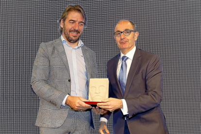 Pedro Pisonero, director general de Iberaval, entrega el premio a Pablo Pérez.-J. M. LOSTAU