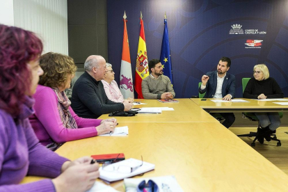 Luis Tudanca durante la reunión con la Coordinador de las Plataformas en Defensa de la Sanidad Pública.-ICAL.