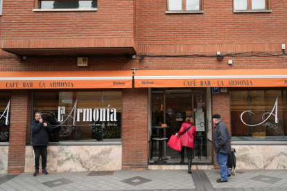 Café Bar La Armonía en la calle Santa Lucía de Valladolid. -J.M. LOSTAU