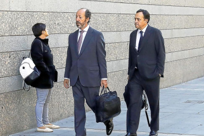 Xavier Viteri, a la derecha, a su llegada al  juzgado.-J.M. LOSTAU