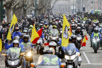 El Desfile de Banderas recorre Valladolid con miles de moteros en su ruta por el paseo Zorrilla.-J.M. LOSTAU
