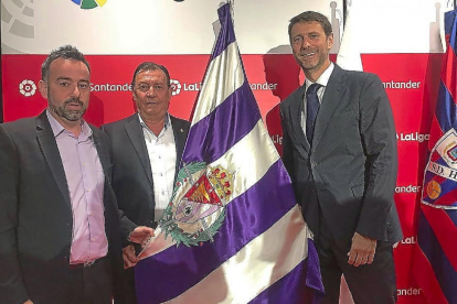 José Antonio Pérez y Felipe Sanz, de la federación de peñas del club, junto al presidente Carlos Suárez-LaLiga