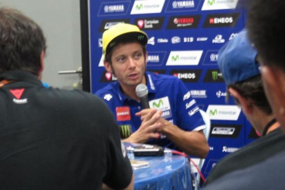 Valentino Rossi ha explicado hoy a los periodistas, en Sepang, que la pista es magnífica "pero no se seca".-EMILIO PÉREZ DE ROZAS / Enviado especial