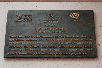 Placa homenaje a Nicasio Pérez en el número 38 de la calle Santa Lucía de Valladolid. -J.M. LOSTAU