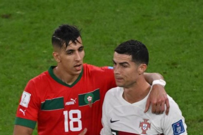 El Yamiq abraza a Ronaldo.