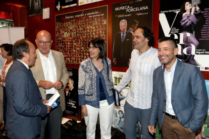 El presidente de la Diputación de Valladolid, Jesús Julio Carnero, conversa con algunos asistentes a la presentación del festival.-ICAL
