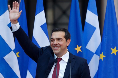 El primer ministro griego, Alexis Tsipras, se puso por primera vez una corbata para celebrar el final del rescate. /-COSTAS BALTAS