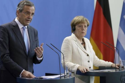 Samaras (izquierda) y Merkel, en su rueda de prensa conjunta, en Berlín, este martes.-Foto: AP / MICHAEL SOHN