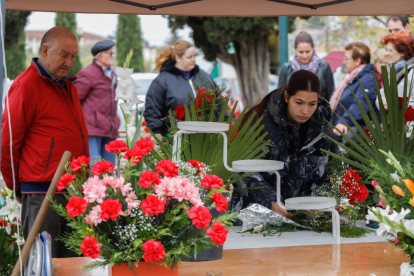 Preparativos para el Día de Todos los Santos en el Cementerio del Carmen. - J. M. LOSTAU
