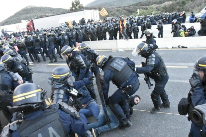 Agentes de la policía francesa desalojan a los manifestantes en El Pertús.-MANU MITRU