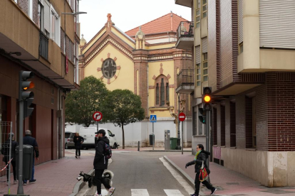 Al fondo de la imagen, la Iglesia de San Juan Bautista en la calle Santa Lucía de Valladolid. -J.M. LOSTAU