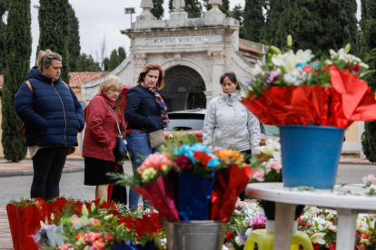 Preparativos para el Día de Todos los Santos en el Cementerio del Carmen. - J. M. LOSTAU