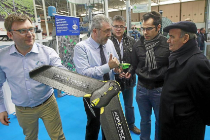 Representantes de Riegos del Duero explican en la Feria Agraria el funcionamiento de su drone-J.M.Lostau