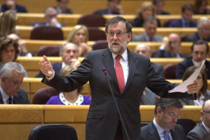 El presidente del Gobierno, Mariano Rajoy, en la sesión de control al Gobierno en el Senado.-DAVID CASTRO