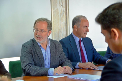 Manuel Saravia y Antonio Gato durante la reunión de la Sociedad Valladolid Alta Velocidad.-E.M.