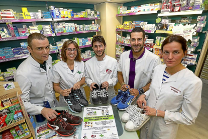 Los farmacéuticos implicados en la iniciativa posan con sus playeras en uno de los establecimientos organizadores-J. M. LOSTAU